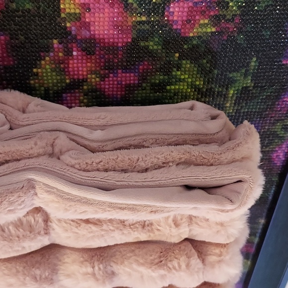 Robert Stanley Pink Dusky Rose Table Runner Faux Fur - Picture 4 of 6